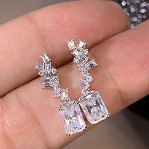 Orecchini pendenti con zirconi geometrici irregolari per donna, eleganti gioielli alla moda, idea regalo - Product Image 1