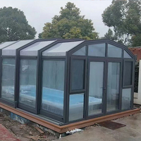 Véranda bioclimatique rétractable en verre motorisée pour piscine, serre avec toit incliné électrique pour villa