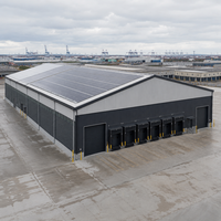 Entrepôt de fret portuaire, consolidation logistique, bâtiment en structure métallique préfabriquée, toit solaire