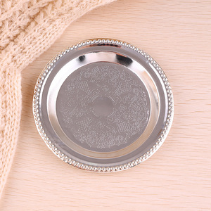 <span class=keywords><strong>Petite</strong></span> assiette à collation <span class=keywords><strong>en</strong></span> <span class=keywords><strong>fer</strong></span> de style classique pour le thé de l'après-midi et le stockage de bijoux Porte-gobelet isolé et plateau <span class=keywords><strong>en</strong></span> verre à vin pour les fêtes - Product Image 4