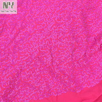 Tissu Spandex Extensible 4 Directions Rose Vif Fluorescent à Mini Paillettes Squiggle pour Robes de Mariée, Sacs et Chaussures - Écologique