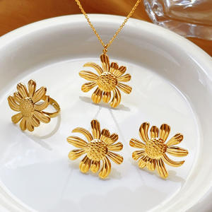 Conjunto de Joyas al por Mayor de Acero Inoxidable Chapado en Oro de 18K de Lujo Ligero con Collar de Girasol, Aretes de Botón y Anillo para Mujer - Product Image 1