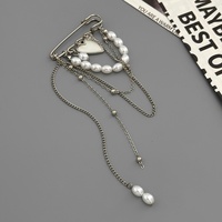 Élégante broche à pampilles longues superposées avec imitation perle et pendentif cœur pour femme, bijou tendance pour la décoration de costume, cadeau idéal