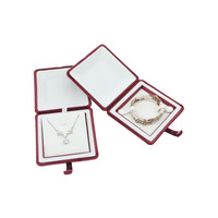 Coffret à bijoux carré moderne en velours personnalisé avec fermeture à pression, couronne BK, rouge monochrome, élégant, luxueux, pour la présentation de bijoux