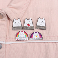 Épinglette en émail amusante et mignonne représentant un chat tenant un couteau |   Broche en métal de dessin animé en forme de cœur arc-en-ciel |   Vente en gros de vêtements et d'accessoires cadeaux