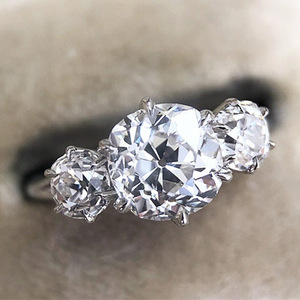 Anello in zircone bicolore per donna, elegante gioiello da dito intarsiato alla moda - Product Image 4