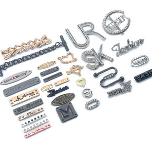 Muestra lavable de doble orificio Logotipo personalizado Rectángulo grabado Etiqueta de metal láser Etiquetas para ropa - Product Image 1