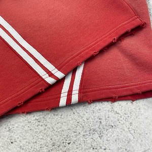 <span class=keywords><strong>Pantaloni</strong></span> Sportivi Personalizzati <span class=keywords><strong>Rossi</strong></span> Vintage con Effetto Acid Wash e Strass, Moda Maschile Y2K con Doppia Striscia Bianca Laterale - Product Image 6