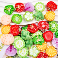 Realistiche fruit- en groenteharscharms: watermeloen, kiwi, drakenvrucht, granaatappel, aubergine, plakjes. Speelgoed voor poppenhuiskeuken.