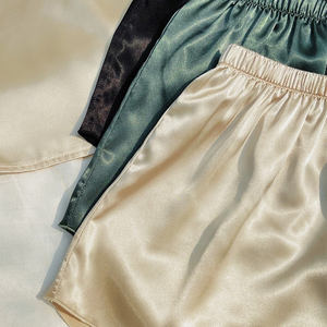 Ensemble de pyjama en soie de mûrier pour femme, haut à fines bretelles et short, avec logo personnalisé, 100% - Product Image 2