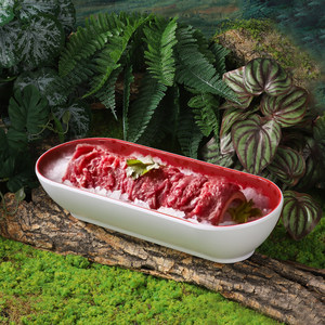 La vaisselle de signature de Mountain Breeze Hot Pot comprend une assiette de poitrine de bœuf fraîchement tranchée, une assiette de bœuf marbré, et - Product Image 3