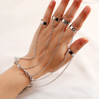 Bague combinée à chaîne personnalisée et tendance, très vendue. Bague créative de style punk à doigt ouvert et connectée.