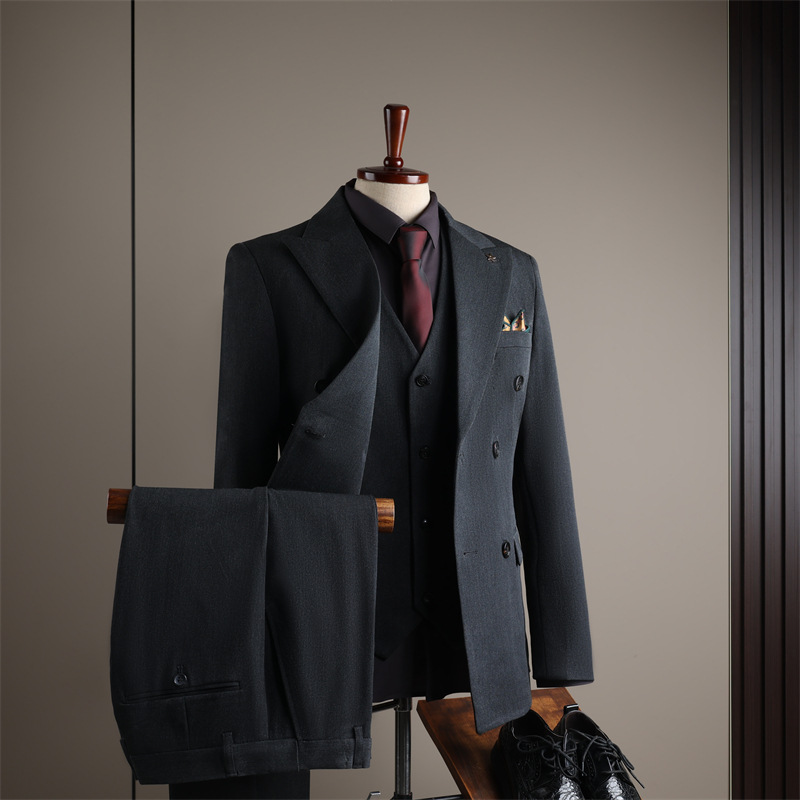 Gris foncé (costume + gilet + pantalon)