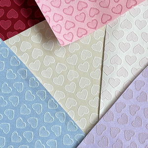กระดาษห่อดอกไม้วาเลนไทน์ลายหัวใจลูกพีชแบบนูนและเว้า ปี 2026 รุ่น New Love Embossed Packaging Paper - Product Image 3