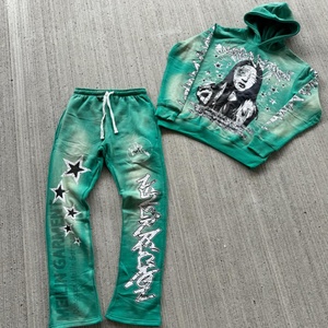 Ensemble de survêtement homme deux pièces personnalisé de haute qualité, comprenant un sweat à capuche délavé à l'acide et un pantalon de survêtement évasé, avec impression sérigraphiée et effet délavé soleil - Product Image 3