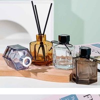 Bouteille de parfum en verre sans flamme incolore à six faces pour voiture et usage domestique bouteille de diffuseur d'huile essentielle et de rotin