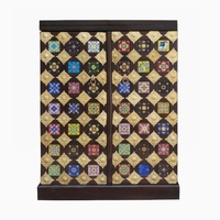 Meuble bar artisanal en bois massif sculpté à la main, avec superposition de laiton gaufré en forme de diamant et accents de carreaux artistiques, armoire à liqueurs indienne artisanale