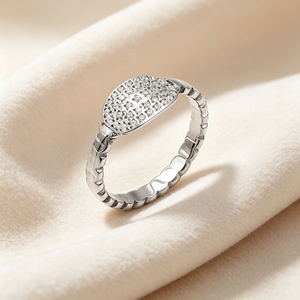 Bague Classique Populaire et Élégante pour Femme, Ovale Courbe, Entièrement Pavée de Cristaux, avec Bande à Maillons de Chaîne Distinctifs - Product Image 1
