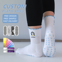 Chaussettes de Pilates personnalisées en tricot jacquard à motif de dessin animé pour femmes, chaussettes de yoga à volants, chaussettes de Pilates personnalisées à antidérapant