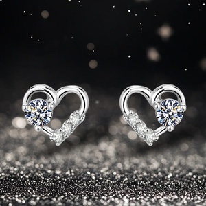 Boucles d'oreilles clous en cuivre en forme de petit cœur, serties de zircone cubique ronde de 3 mm, pour femmes, idéales pour le quotidien - Vente en gros - Product Image 2