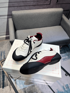 รองเท้ากีฬาลำลองทรงกลมสีเรโทรสุดเทรนดี้ ดีไซน์เรียบหรู สีแพนด้า รุ่น Mc.Queen Alexander - Product Image 3