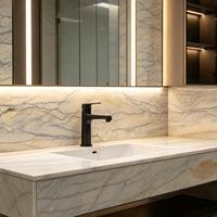 Marbre à veines fluides bleu-gris serein, parfaitement adapté aux spas de salle de bain haut de gamme, aux suites parentales minimalistes