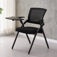 Chaise de formation pliable avec dossier en maille, tablette d'écriture intégrée, siège rembourré et structure en acier, idéale pour les salles de conférence, les salles de classe, les séminaires et les bureaux.