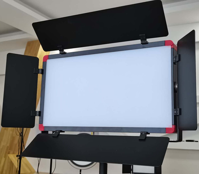 LED 840 Factory Direct Sale 100W Video Light with CRI 97.8 DMX512 Control Portable & Foldable for Studio & Film