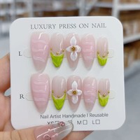 Nouvelles extensions d'ongles courtes sculptées, art du nail art rouge fait main, style européen et américain, pour un look doux et tendance.