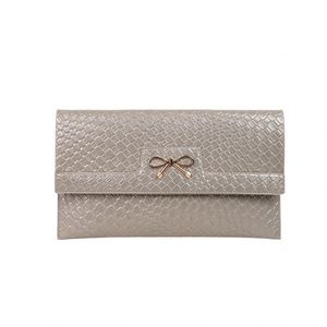 Bolso de noche colorido bordado. Un bolso ligero y hermoso que se adapta a lo esencial y añade encanto. - Product Image 1