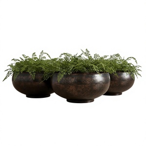 Maceta moderna de metal con acabado tallado a mano, macetero para plantas de interior, diseño minimalista para decoración del hogar, maceta decorativa de metal. - Product Image 1