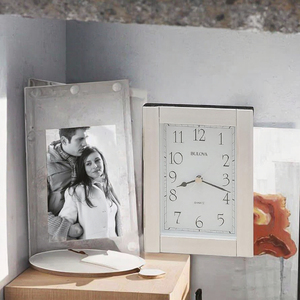Grande horloge murale ronde à mouvement silencieux, chiffres faciles à lire, analogique, à suspendre pour le salon - Product Image 3