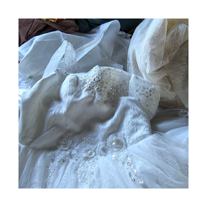 <span class=keywords><strong>Vestidos</strong></span> <span class=keywords><strong>de</strong></span> <span class=keywords><strong>novia</strong></span> usados <span class=keywords><strong>de</strong></span> alta calidad <span class=keywords><strong>Vestidos</strong></span> <span class=keywords><strong>de</strong></span> <span class=keywords><strong>novia</strong></span> <span class=keywords><strong>de</strong></span> <span class=keywords><strong>segunda</strong></span> <span class=keywords><strong>mano</strong></span> Estilos populares Materiales <span class=keywords><strong>de</strong></span> gasa <span class=keywords><strong>de</strong></span> seda Adultos limpios Venta al por mayor MoQ 45kg - Product Image 2