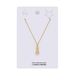 Collier pendentif petite fusée Zi en acier inoxydable plaqué or, bijoux minimalistes pour femmes - Product Image 1