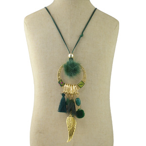 Collana Girocollo Statement da Donna alla Moda con Ciondolo a Nappa Placcato Oro, Filo Turchese, Foglia e Palla di Peluche, con Piuma - Product Image 4