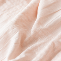 Couverture rafraîchissante rose réversible en polaire douce sur un côté et tissu rafraîchissant instantané de l'autre, idéale pour dormir en été