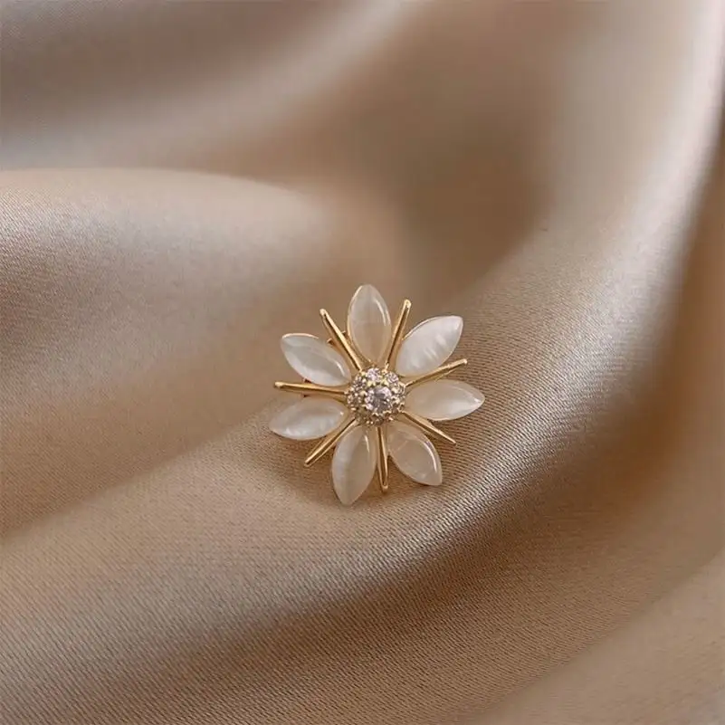 Vente en gros Fashion Broche de luxe légère en forme de mini fleur d'opale avec strass et papillon animal pour femmes Broches de bijouterie fine