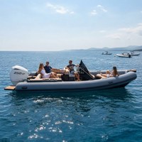 Bateau semi-rigide de luxe en Hypalon PVC de 6,8 m (22 pieds) avec moteur 250 CV, console centrale, bateau pneumatique rigide, bateau d'accompagnement noir, bateau rapide sportif pour plongeur