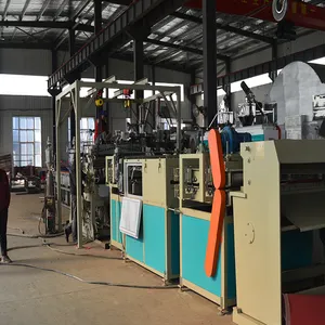 Uitgehold Grasmat Makende Machine Plastic Gazonmat Extruder Machine Gras Vrachtwagen Auto Spatbord Mat Maken Machine