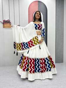 Lehenga Choli Noir Traditionnel avec Imprimé Zigzag Coloré en Coton Numérique, Tenue de Mariage pour Femme, Longueur au Sol, Coupe Ample - Product Image 4