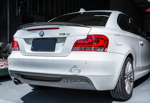 สปอยเลอร์หลังทรง P สีดำเงาและลายคาร์บอนพิมพ์ ABS สำหรับรถยนต์ BMW ซีรีส์ 1 E82 1M Coupe ปี 2007 - 2013 - Product Image 3
