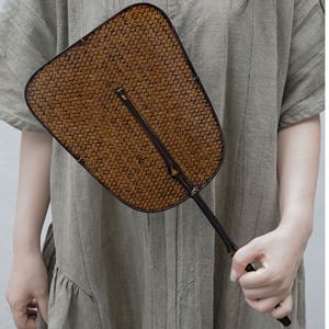 Éventail rétro en bambou tressé fait main, d'inspiration zen, avec manche en feuille de bananier, éventail rafraîchissant d'été de style chinois. - Product Image 1