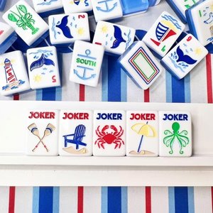 Ensemble de Mahjong Nantucket Coastal Nautical American, tuiles de Mahjong en acrylique gravées bicolores bleues avec bateau à voile, phare et ancre - Product Image 2