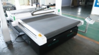 Machine de découpe de tissu à alimentation automatique avec couteau vibrant, couteau circulaire et couteau pneumatique