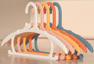 Cintres en plastique pour enfants Lavinia, antidérapants, colorés, en gros, cintres pour bébés, cintres en plastique pour vêtements - Product Image 6