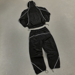 Set Sportivo Personalizzato per Uomo: Felpa con Zip Riflettente 3m e Pantaloni in Nylon, Giacca Antivento e Tuta da Jogging - Product Image 2