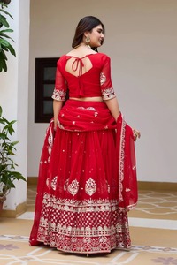Lehenga Choli pakistaní rojo elegante de excelente calidad con bordados y dupatta para bodas y eventos tradicionales. - Product Image 5