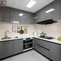 Ensemble d'armoires de cuisine modernes sur mesure, finition brillante, sans poignées, portes plates faciles à nettoyer, unités en bois, armoires de cuisine