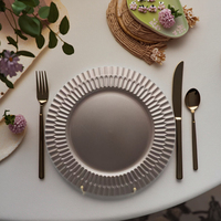 Assiette de présentation élégante en plastique PP de 13 pouces, motif végétal luxueux en bronze, peinte à la main, pour décorations de réception de mariage