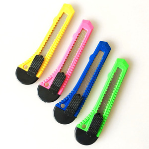 Cutter utilitaire rétractable en plastique <span class=keywords><strong>4</strong></span> <span class=keywords><strong>couleurs</strong></span>, lame de 18 mm à rupture rapide, léger, pour la maison, le bureau et l'école - Product Image 2